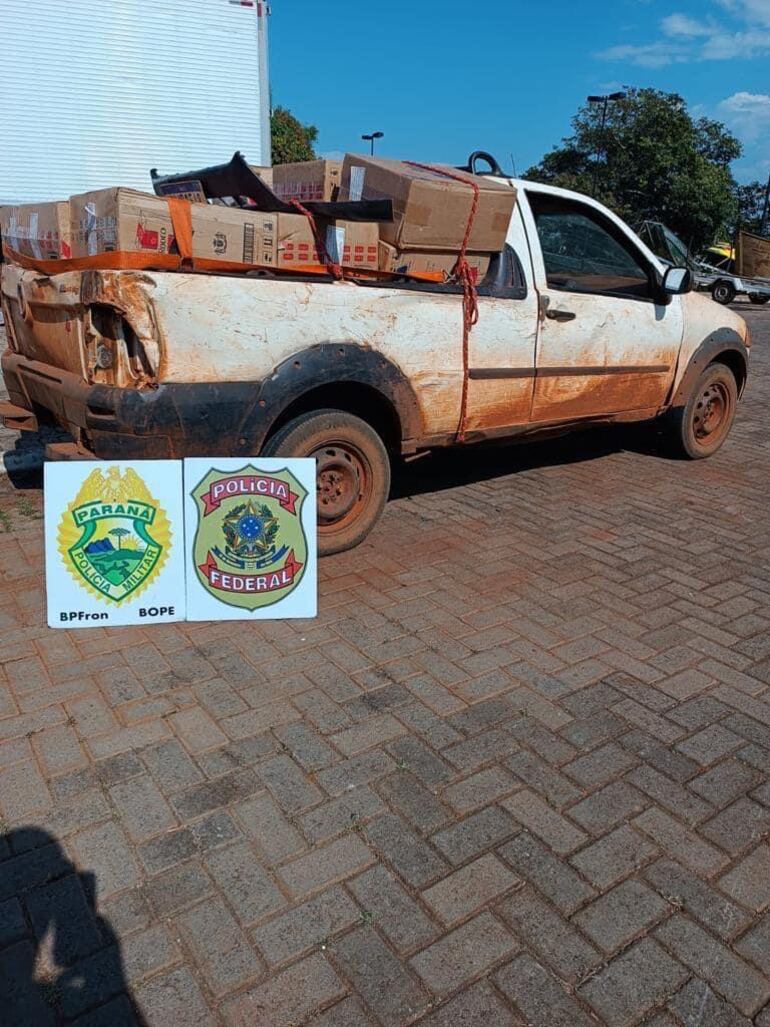 Camionetas con miles de cajetillas de cigarrillos de contrabando fueron incautadas este domingo en Guaíra, Paraná, Brasil.