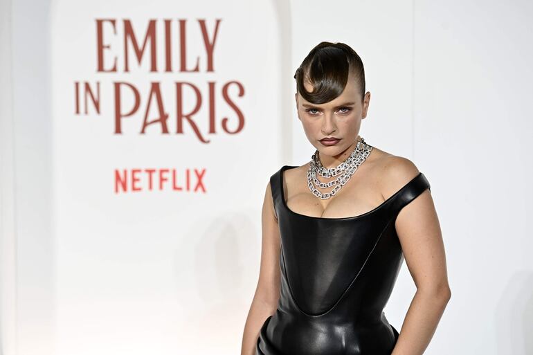 La actriz Camille Razat posando muy sensual al llegar a la presentación de la serie de Netflix 'Emily in Paris' en Roma. (EFE/EPA/RICCARDO ANTIMIANI)
