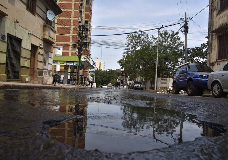  En Alberdi y Milano el agua continúa derramándose esparciéndose por todo el asfalto.