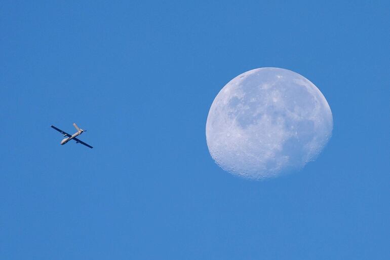 Un equipo multidisciplinar de científicos ha descubierto dos regiones “anómalas” en el interior de la Tierra que atribuyen a restos de la colisión que hace unos 4.500 millones de años formó la Luna.