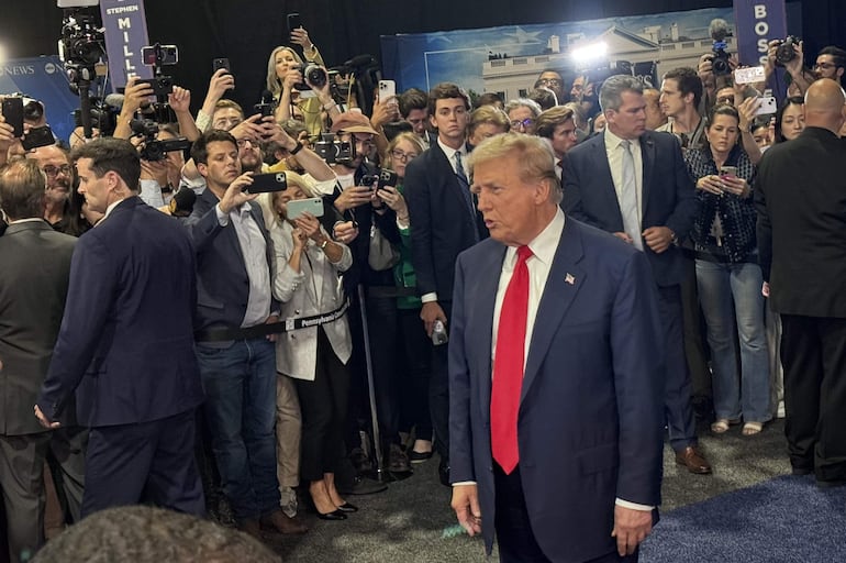 El expresidente de los Estados Unidos, Donald Trump, habla con periodistas luego de un debate con la vicepresidenta Kamala Harrisen este martes, Filadelfia (EE.UU.).  