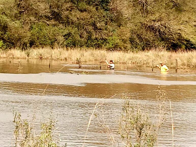 El arroyo Paso Mbói Kuatia, se desbordó tras el temporal de anoche.