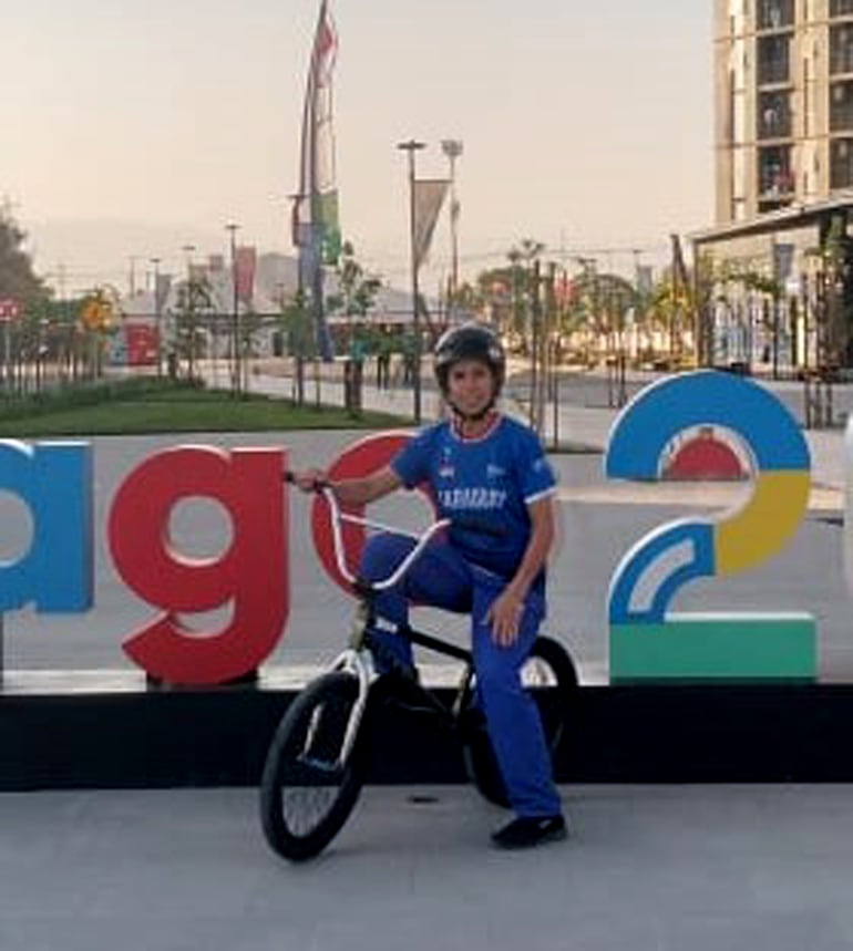 La ciclista paraguaya Patricia Marín (26 años) compite hoy en la modalidad BMX.