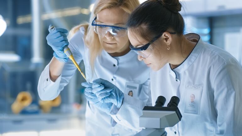 Mujeres en un laboratorio.