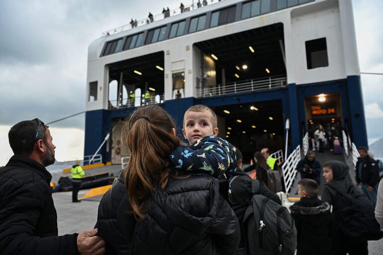 Un grupo de personas se embarca en un ferry para zarpar tras los terremotos que se han producido en la isla griega de Santorini, el 4 de febrero de 2025.