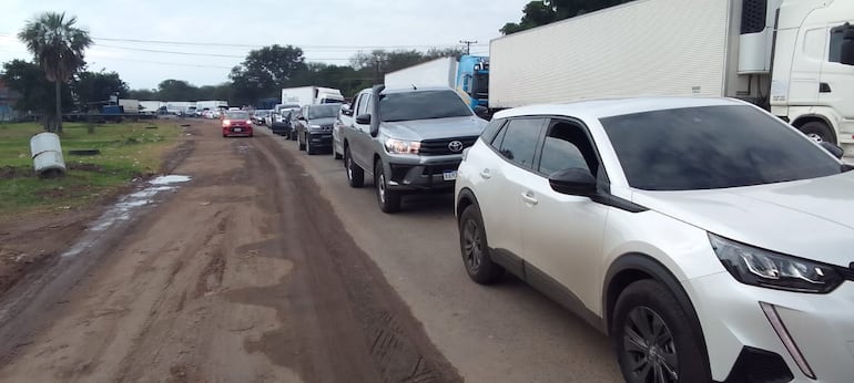 Largas filas de vehículos se observan en zona de Puerto Falcón.