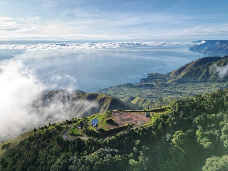 El Lago Toba, resultado de la erupción del supervolcán Toba en Indonesia.