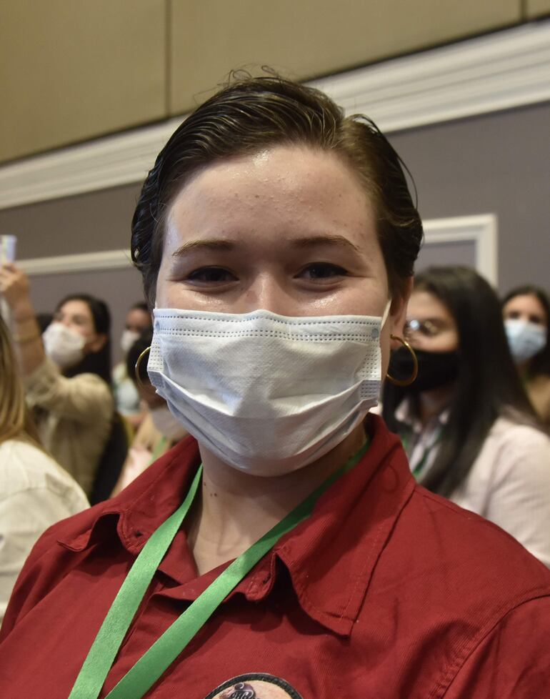 Dana Fernández, (21) es estudiante de la carrera de Medicina en la Universidad Nacional de Itapúa. Ella es Cambyreta y el proyecto económico que viene desarrollando es "Chocolates Dadiva, el arte de regalar".