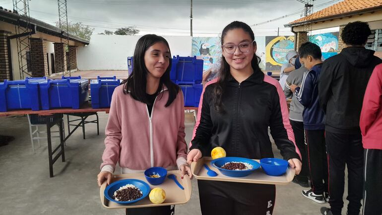 Padres de estudiantes exigen mayor comodidad para el programa Hambre Cero.