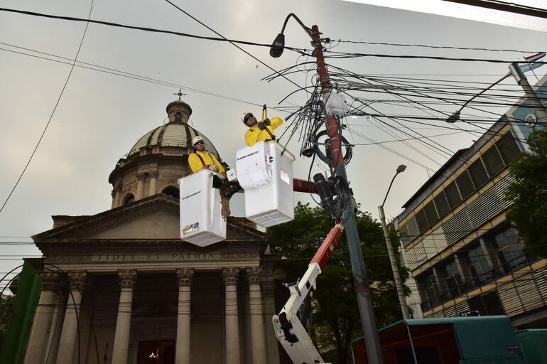 Inició esta mañana el retiro de los cables aéreos de la calle Palma.