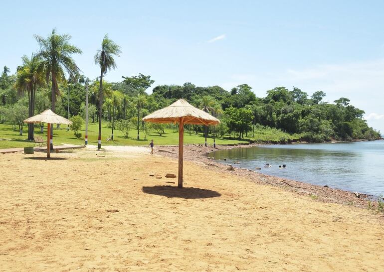 Playa municipal de San Cosme y Damián.