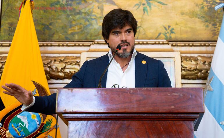  El ministro de Gobierno, José de la Gasca, durante una rueda de prensa este jueves en Guayaquil (Ecuador).