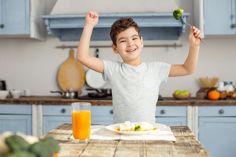 Niño y alimentos.