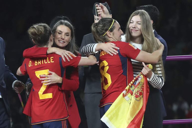 La reina Letizia y la infanta Sofía abrazan a las jugadoras de la selección española tras imponerse a Inglaterra en la final del Mundial de Fútbol femenino.