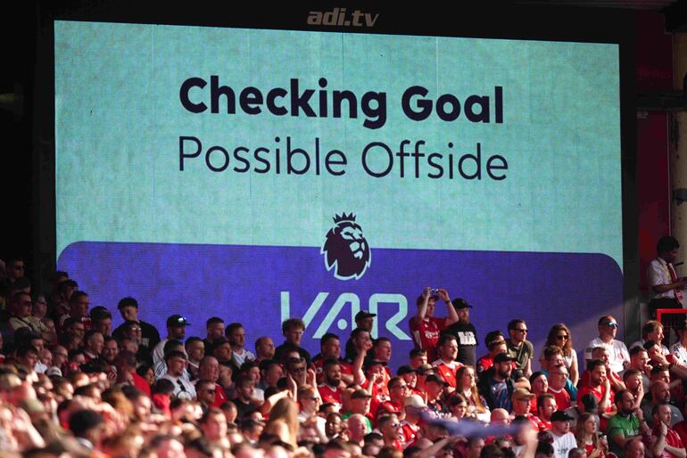 Tablero que muestra el chequeo del VAR en un estadio de la Premier League inglesa.