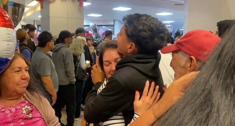 Una familia se reencuentra en el Aeropuerto Silvio Pettirossi tras años de separación.