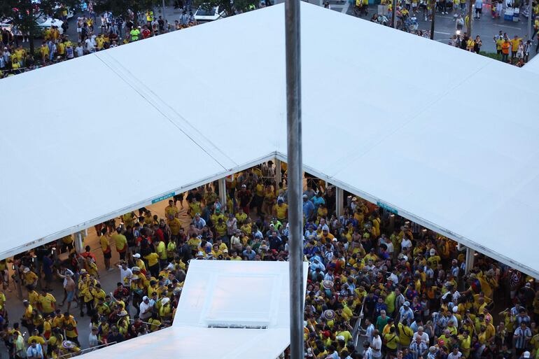 El ingreso al Hard Rock Stadium para la final de la Copa América 2024 fue desbordado por hinchas colombianos y argentinos, obligando al retraso del inicio del partido entre Argentina y Colombia. 