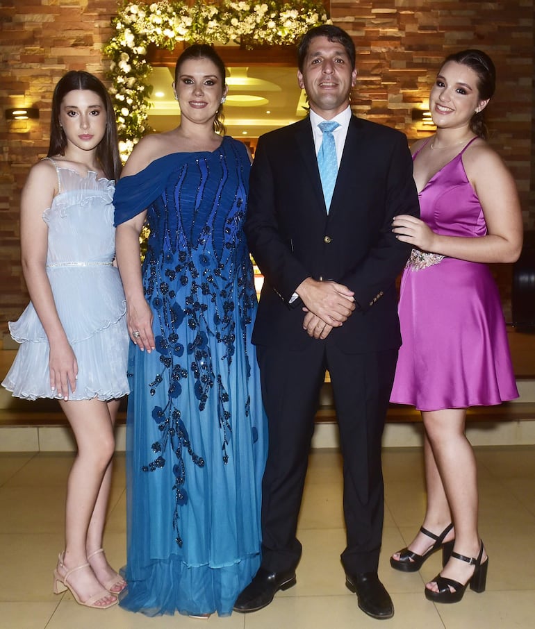 Marcos Pereira y Alejandra Insfrán junto con Helen y Emilia Pereira.