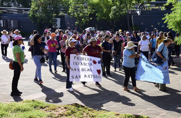 Maestras y psicólogas en la plaza de la Democracia.