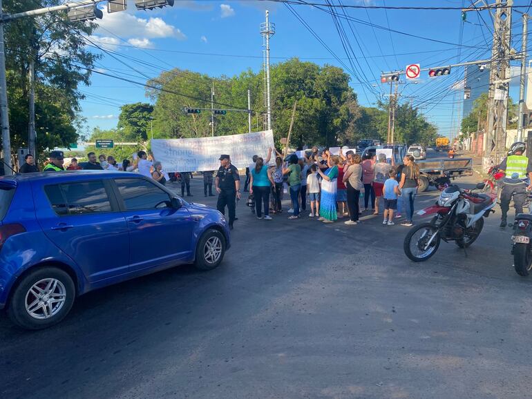 Pobladores de barrios cercanos al Indi, piden que local se mude.