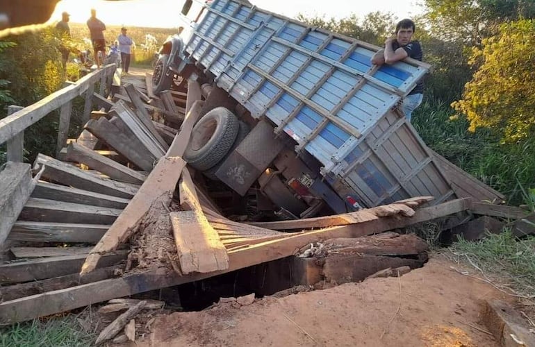 Varios puentes en mal estado siguen causando accidentes.