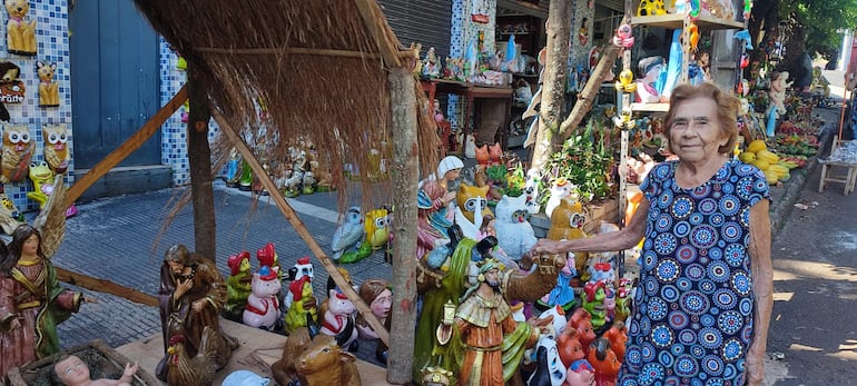 Doña Isabel Fernández, desde hace más de tres décadas con su feria itinerante de artesanía en Encarnación.