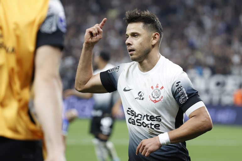 El paraguayo Ángel Romero, jugador de Corinthians, celebra un gol en el partido de vuelta contra Fortaleza por los cuartos de final de la Copa Sudamericana 2024 en el estadio Neo Química Arena, en Sao Paulo, Brasil.