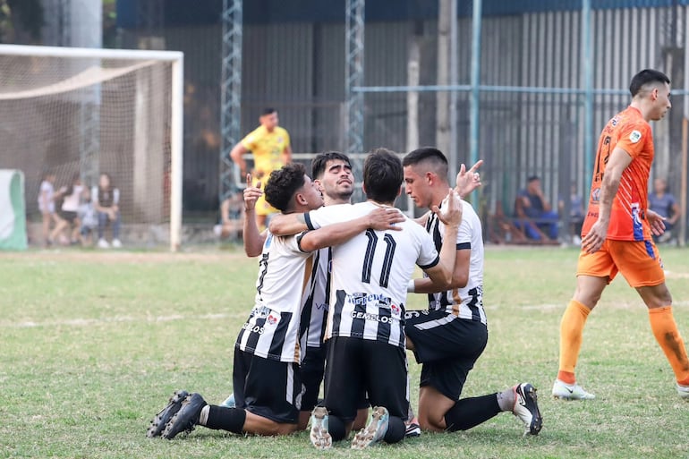 El goleador Jonathan Zorondo recibe las felicitaciones de sus compañeros, tras anotar el tanto del desnivel a favor del 12 de Octubre de Santo Domingo. (Foto: APF)