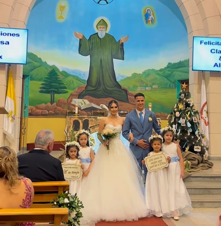 El futbolista Alex Arce Barrios y Clarissa Fernández ya convertidos en marido y mujer ante Dios. (Instagram/Alex Arce)