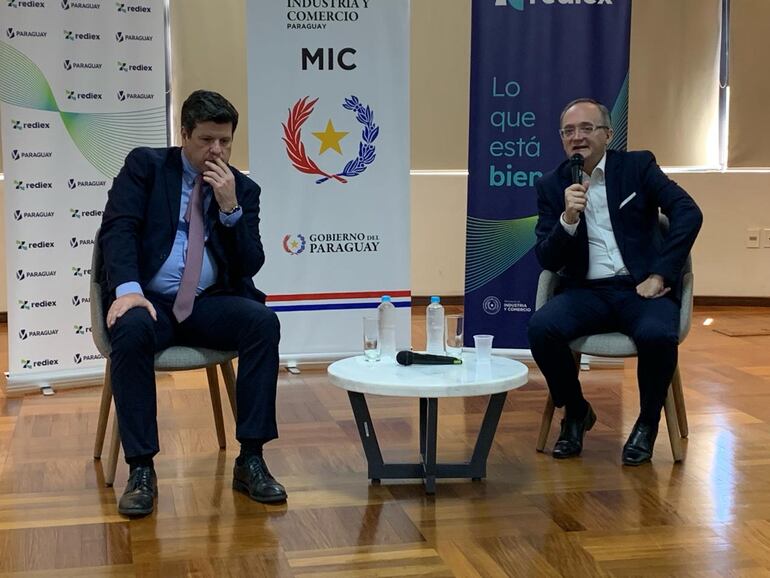 El ministro de Industria y Comercio de Paraguay, Javier Giménez, con el presidente de la Cámara de la Industria Aceitera de Argentina (CIARA), y del Centro de Exportadores de Cereales (CEC), Gustavo Idígoras, este lunes en el MIC.