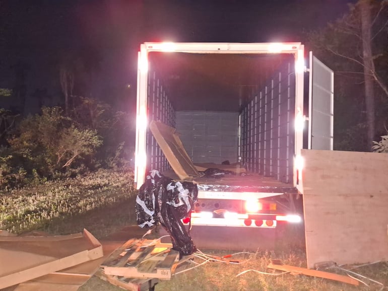 Asaltantes vaciaron un camión transpotador de electrónicas en Caacupé el lunes, en un atraco que implicó la instalación de una barrera falsa de la Policía.