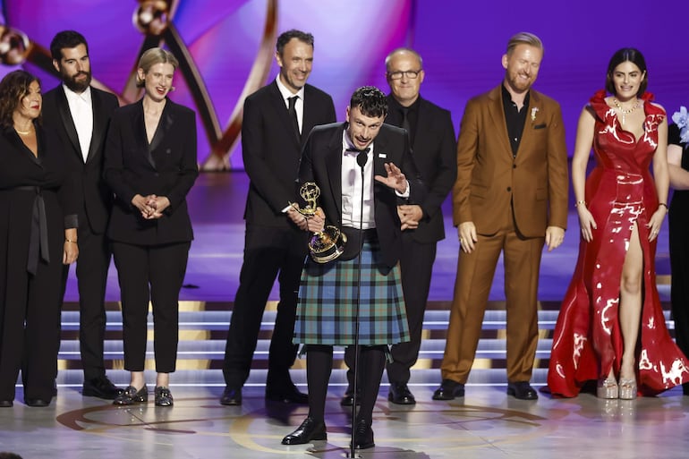 Richard Gadd (C) habla junto al elenco y el equipo del programa 'Baby Reindeer' mientras acepta el premio Emmy a la 'Serie de antología o limitada destacada' durante la 76.ª ceremonia anual de los premios Emmy celebrada en el Peacock Theater de Los Ángeles, California, EE.UU., el 15 de septiembre de 2024.