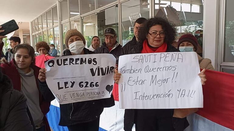 La semana pasada, pacientes del Incan se manifestaron en el hospital público, para pedir la intervención del Ministerio de Salud.