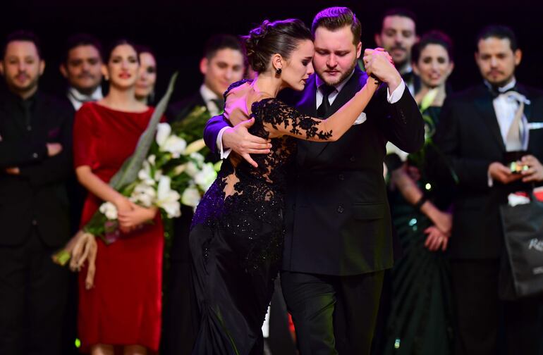 Los bailarines Maksim Gerasimov,  de Rusia. y Agustina Piaggio, de Argentina, ganaron la competencia en la categoría Tango de Salón, durante la competencia mundial de baile de tango, en Buenos Aires.