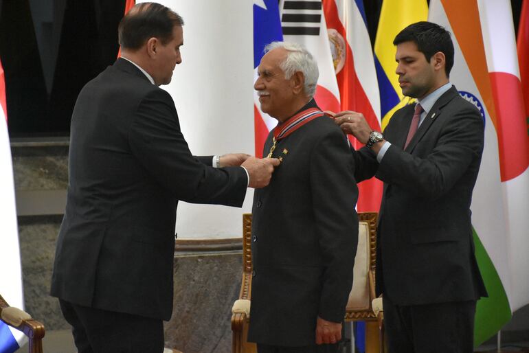 El Dr. Mohan Kolhi, líder del Programa Nacional de Investigación de Trigo, recibiendo imposición de la Orden Nacional del Mérito en grado de Comendador, la distinción civil y militar más alta otorgada por la República de Paraguay a las personas que contribuyeron de manera extraordinaria con el país.