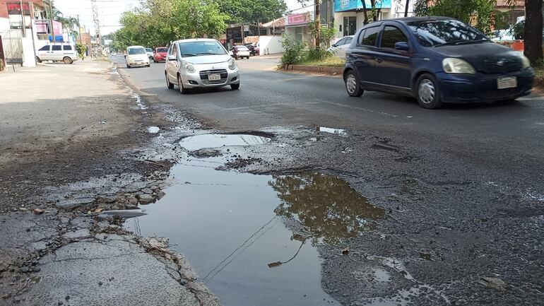 Las casas tiran sin ningún tipo de control las aguas servidas a la avenida, e incluso se arrojan cloacas al pavimento que ocasiona olores nauseabundos.