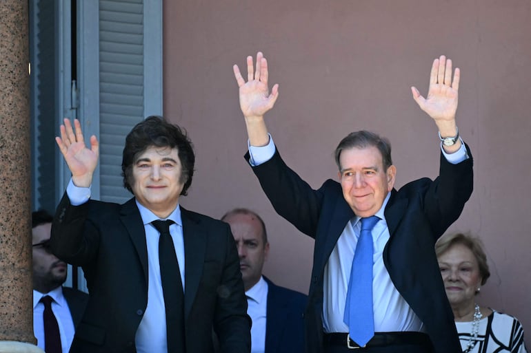 El presidente de Argentina, Javier Milei, y Edmundo González Urrutia salieron este sábado al balcón de la Casa Rosada para saludar a los miles de venezolanos congregados en la Plaza de Mayo de Buenos Aires.