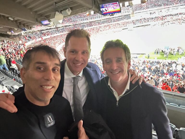 El exfutbolista Nelson Cuevas junto a sus amigos en el Monumental de River, en Buenos Aires. (Instagram/Nelson Cuevas)