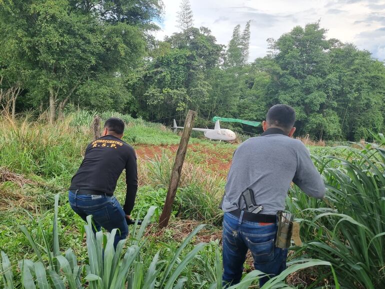 Momento de la recuperación de un helicóptero denunciado como robado en Brasil. (gentileza).