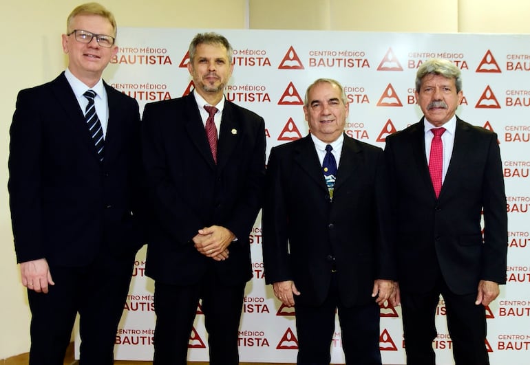 Dr. Néstor Rojas, jefe del Servicio de Imágenes; Dr. Raúl Ramírez Nizza, director médico; Dr. Guillermo Ocampos, director general, y Lic. Mafaldin Marín, director administrativo.