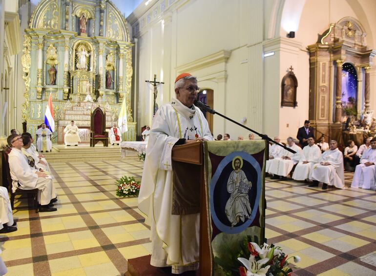 El cardenal Adalberto Martínez durante su homilía en la misa central de la Catedral Metropolitana de Asunción.