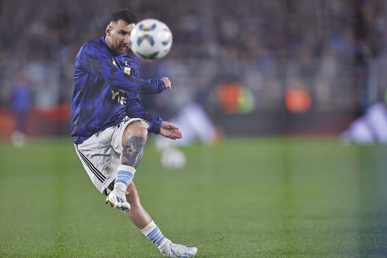 Lionel Messi, futbolista de Argentina, patea el balón en la previa del partido contra Ecuador por las Eliminatorias Sudamericanas al Mundial 2026.