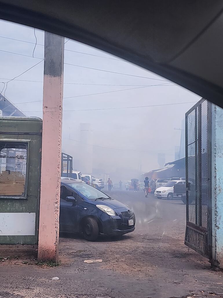 El incendio se extiende en el Mercado de Abasto de Asunción.