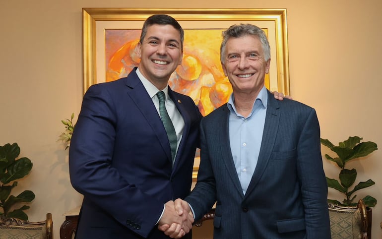 El expresidente argentino Mauricio Macri saludando al presidente electo Santiago Peña.