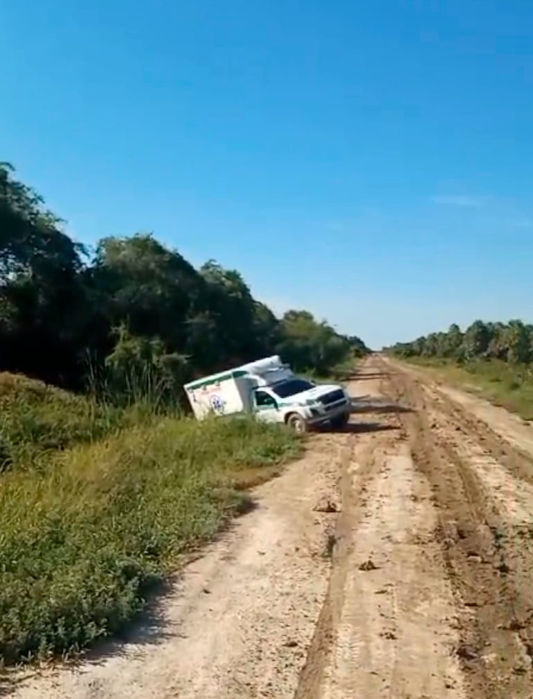 En esta posición quedó empantanada por varias horas la ambulancia con el paciente en su interior.