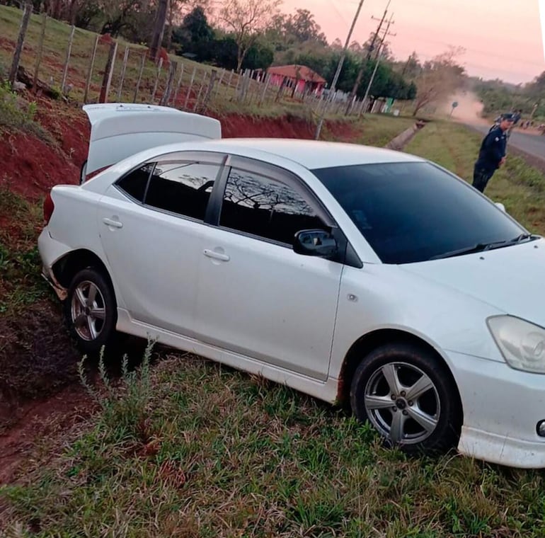 El segundo auto robado se quedó trancado cuando los delincuentes intentaron huir de una comitiva fiscal-policial.