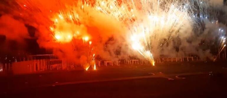 Noche de inauguración de la Subestación Yguazú. Fuegos de artificio con los colores de la bandera paraguaya.