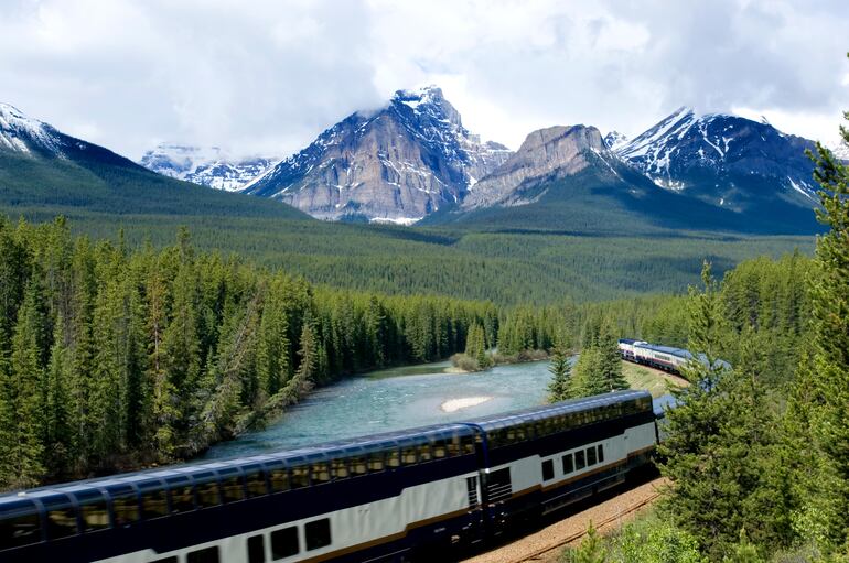 Vista del tren panorámico Rocky Mountaineer, Canadá.