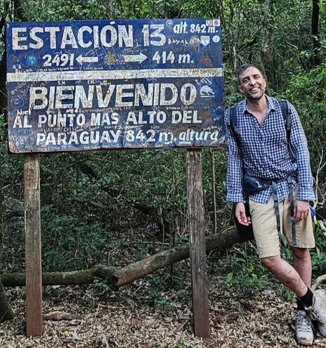 Ramin Navai llegando feliz a la cima del Tres Kandú.