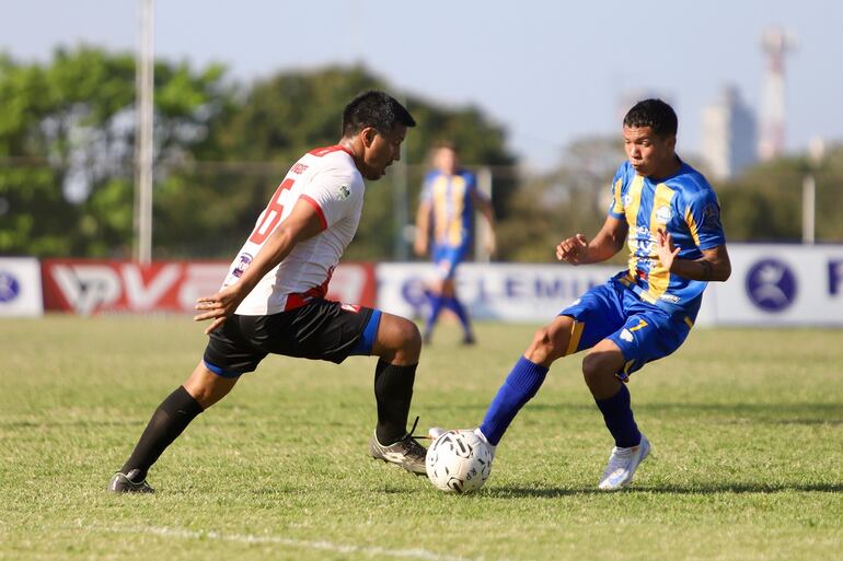 El experimentado volante del Kelito, Cristian Sosa domina el esférico ante la marca de Matías Alfonso. (Foto: APF)